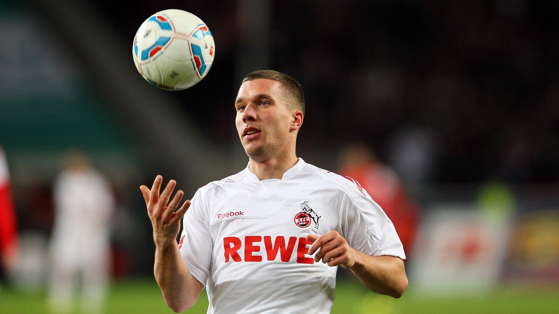 爱游戏官方-里奇·麦考的默契配合与防守智慧，确保全黑队稳固的防线，麦奇里湖